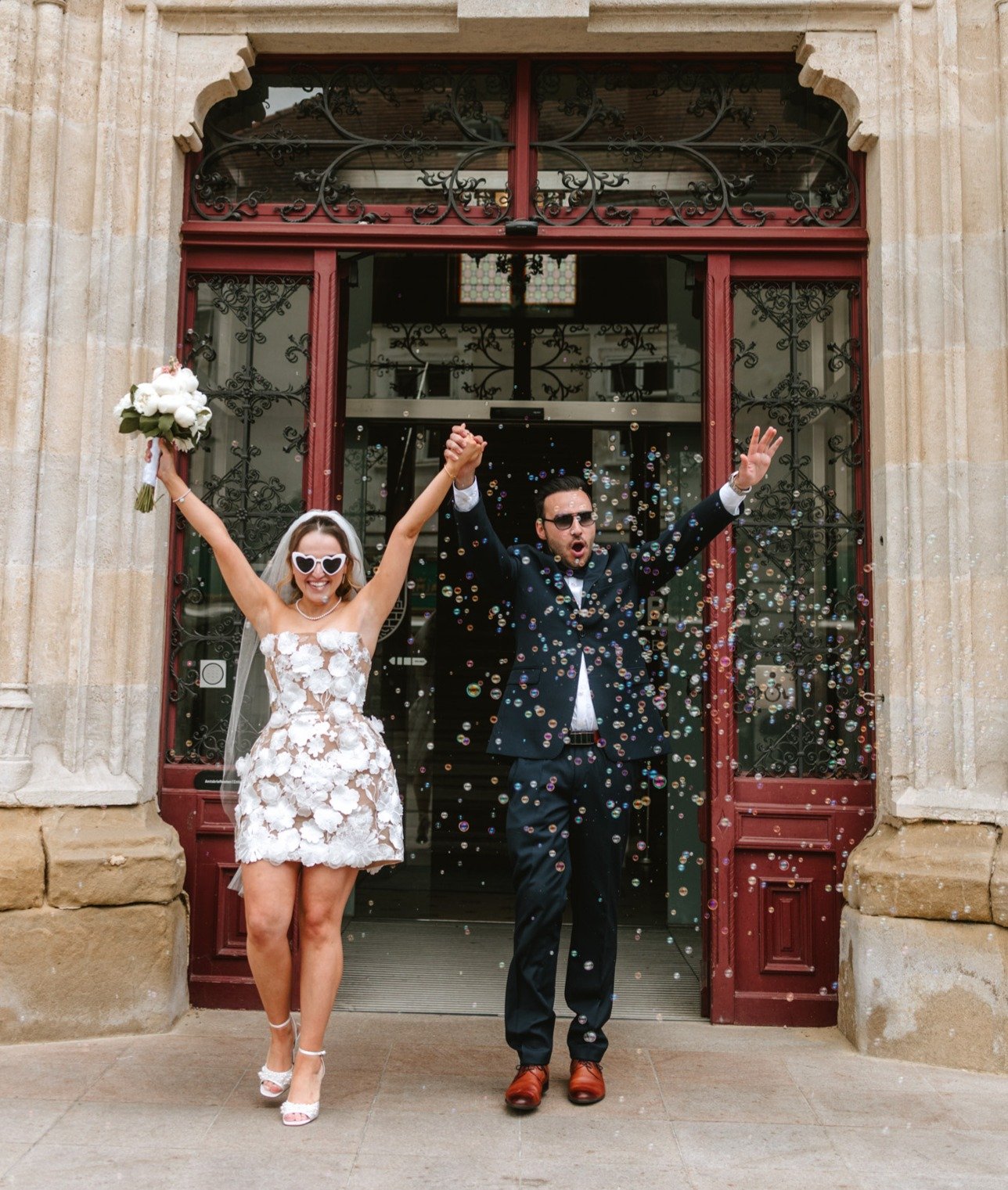 Glückliches Brautpaar bei der standesamtlichen Trauung, (c).paulinawithlove