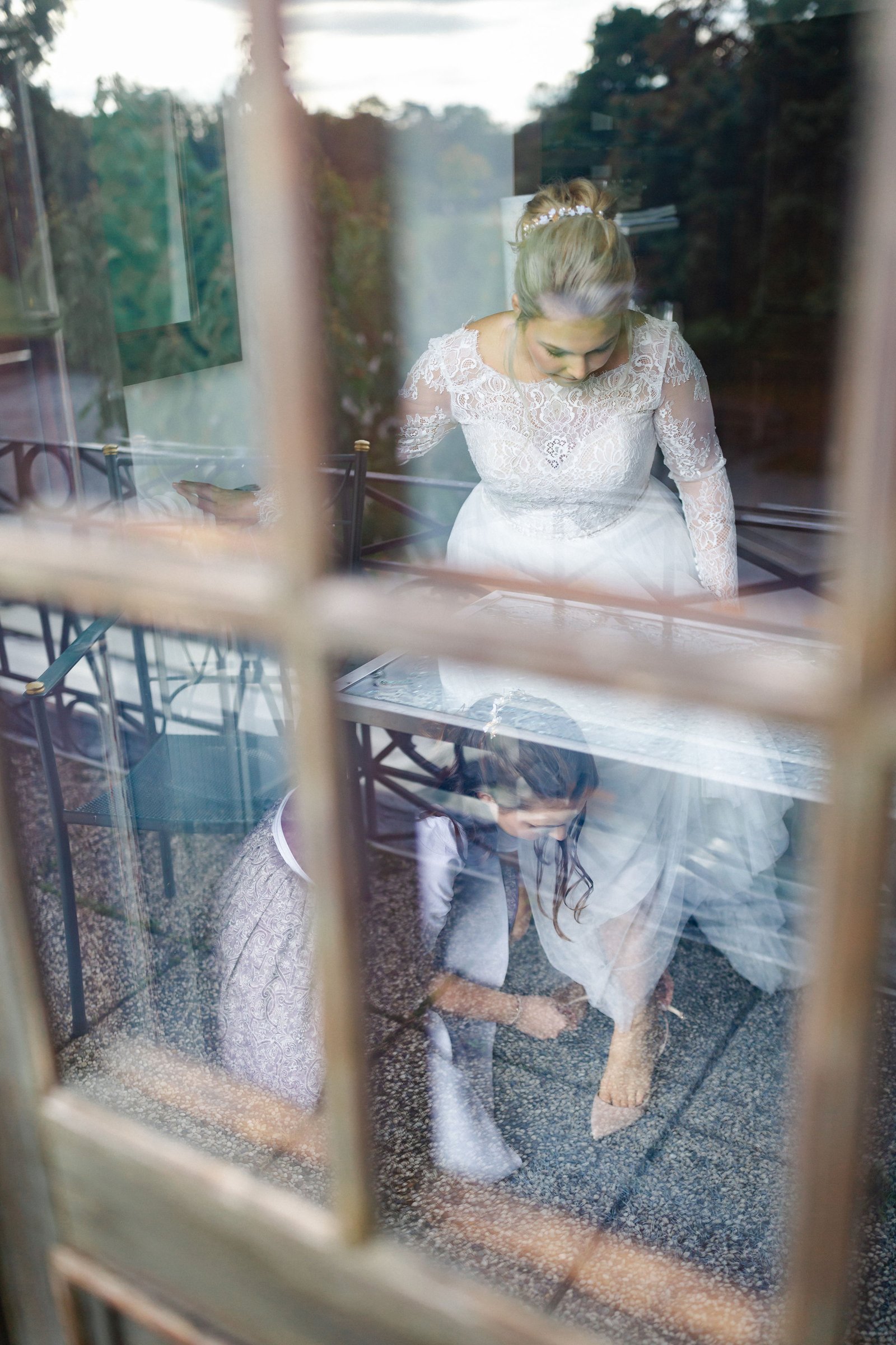 Hochzeit A&A_Fenster Transparenz Brautkleid Getting Ready ©Marie & Michael Photography