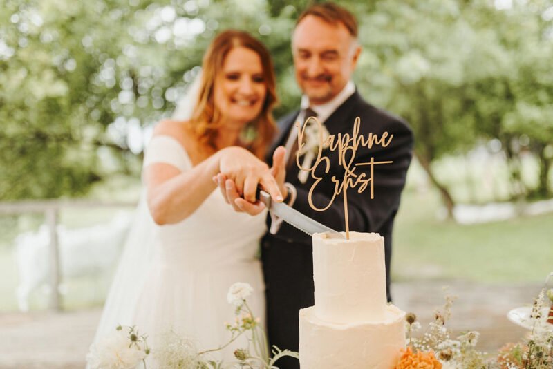 Hochzeitstortenanschnitt_wedding cake_outdoor wedding©Fabian Orner Fotografie @fabian_orner und BP@daphne2809, @ernstgoldschmidt