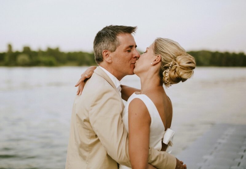 Küssendes Brautpaar Raffael Stiborek