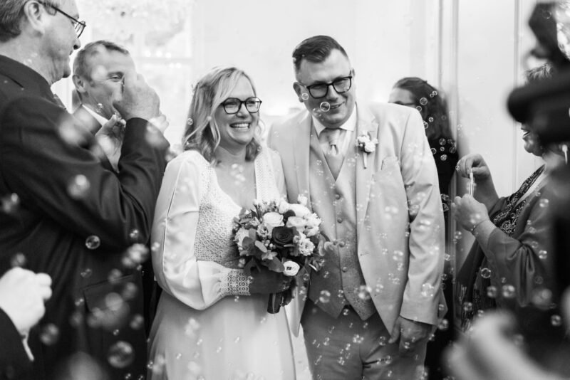 bride_groom_happy couple_ceremony_Kursalon Mödling_Schwarz Hirsch_bubbles©Kathrin Franz @hochzeitsfotografin_wienkf