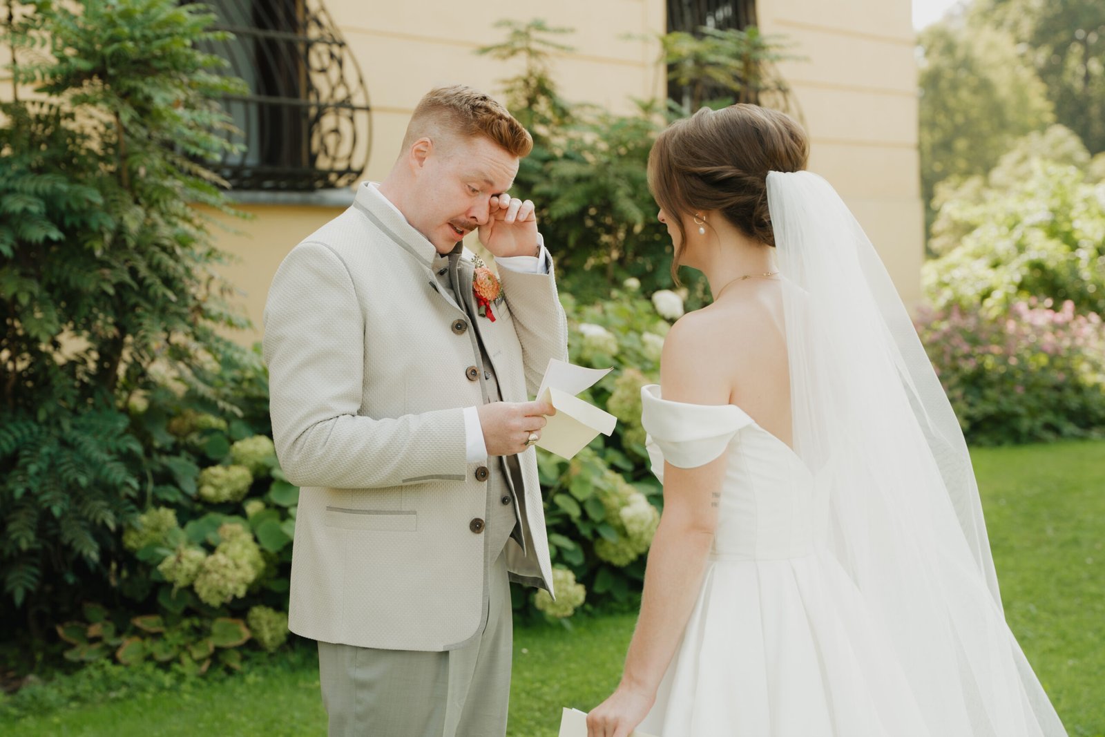 L&Lp-1058 Emotionen, Bräutigam. real wedding. Schloss eckartsau. (c)Airimesei Weddings