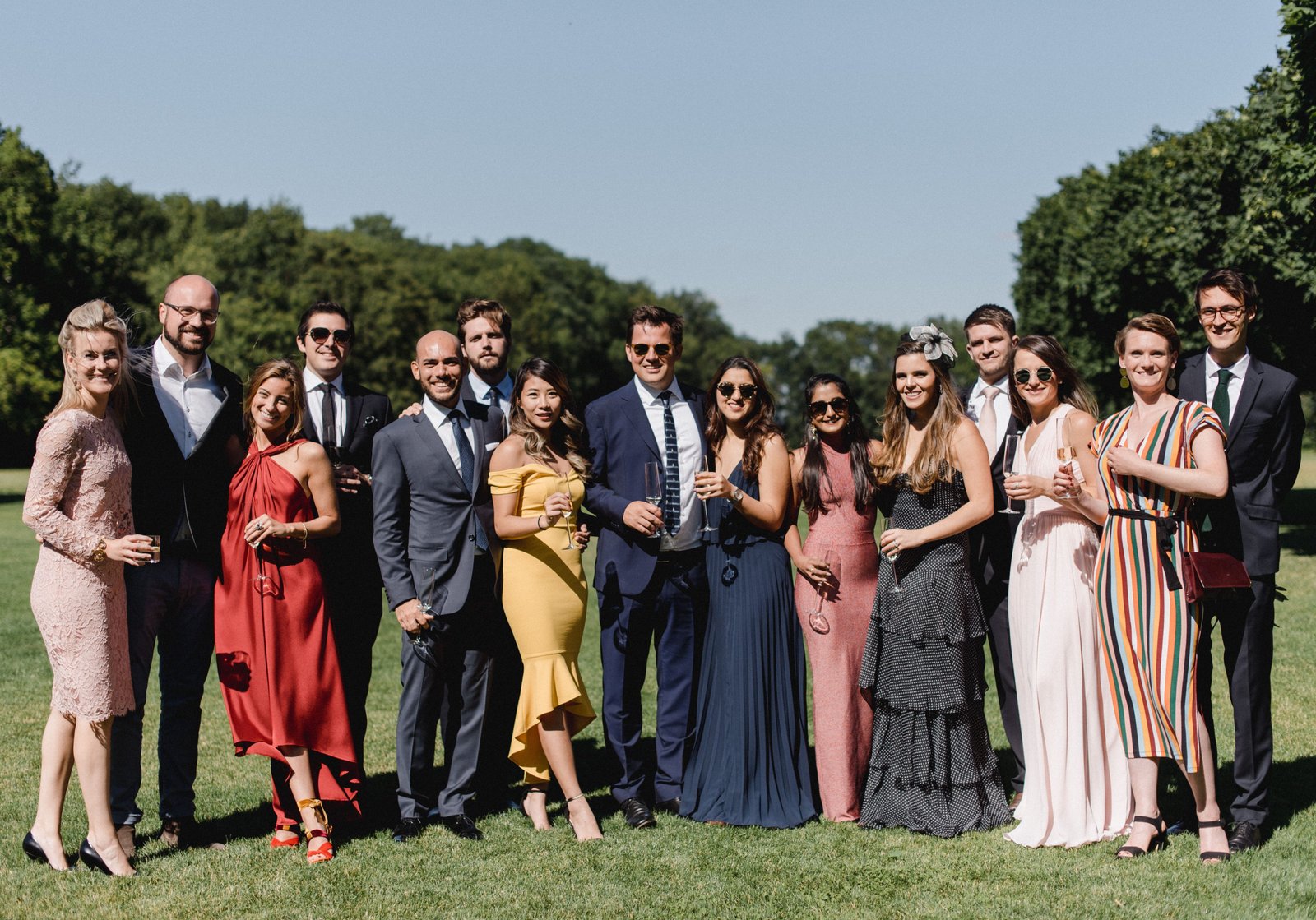 Gruppenfoto Hochzeitsoutfit der Gäste