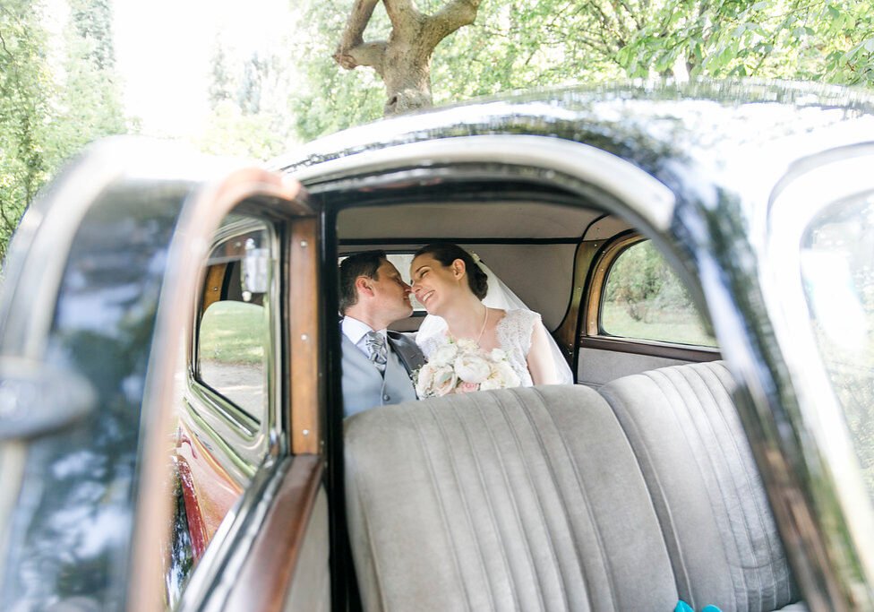 Sonnenschein, Romantik und ein Oldtimer - eine Hochzeitsinspiration