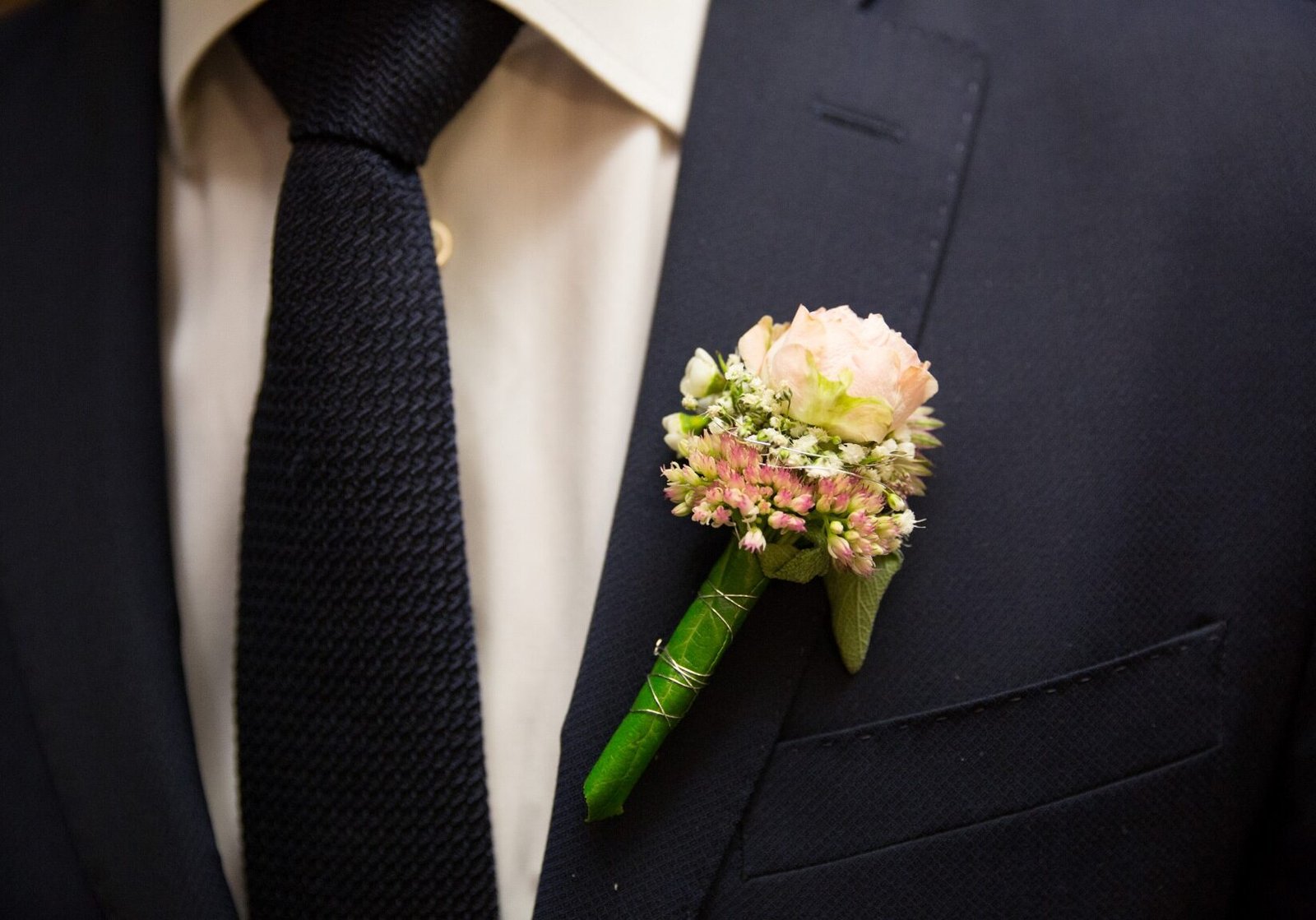 Warum auch Männer Blumenschmuck benötigen, Bräutigamanstecker