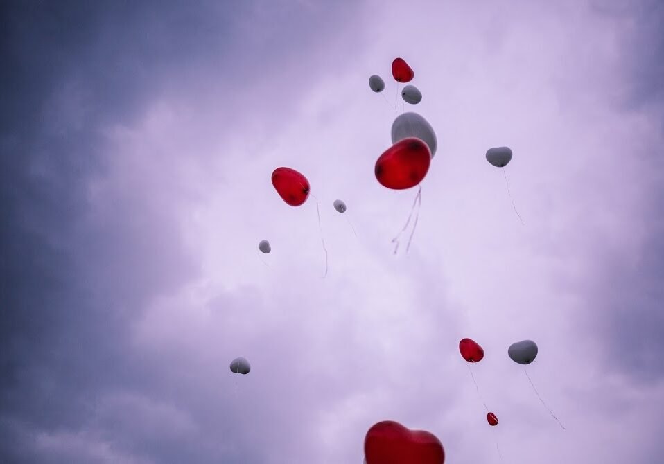 Luftballons steigen lassen