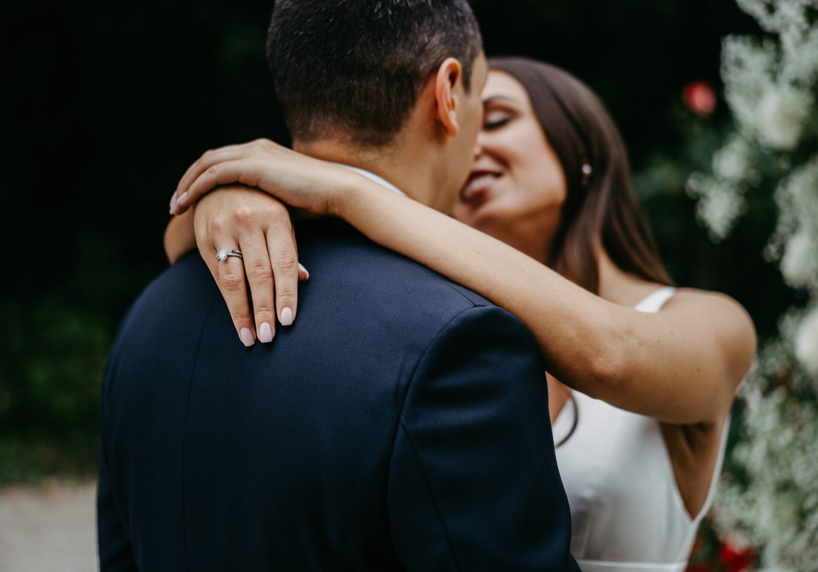 Braut und Bräutigam und Verlobungsring